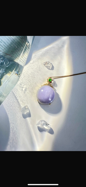 Violet egg-shaped jadeite is a symbol of mystery and nobility. Its delicate purple color exudes a profound charm, giving people an elegant and mysterious feeling. The violet egg-shaped pendant I chose has a uniform color, as charming as the flowers in spring. Different from the emerald green, violet gives a more gentle impression. It is a kind of luxury in restraint. Wearing it, it feels like being in a purple dream, elegant and charming. Wearing experience ??