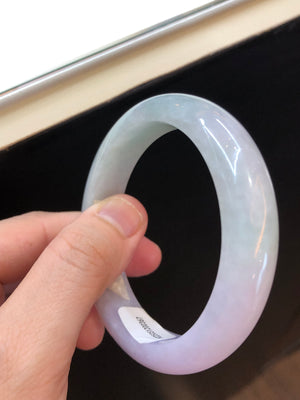 Eye-catching must-have! Spring-colored jade bangle is unveiled!
The bangle is made of pure natural jade material, unique and beautiful when worn! The texture is super delicate and it looks very elegant when worn on the wrist!