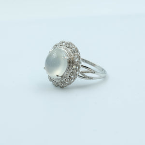 White icy jadeite - the white moonlight hidden in the heart
The transparent white icy jadeite ring symbolizes peace and health. When you wear it, you will reveal your nobleness that cannot be concealed ~