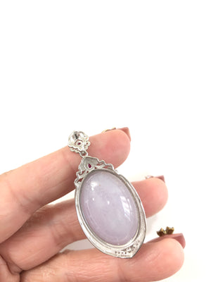 Purple jade, also known as spring jade or violet jade, is mainly purple in different shades and tones. 💜 "Nine out of ten purples are wood", most purple jades have poor water quality, good water quality will be lighter in color, purple jades with perfect water quality and color are very rare and valuable