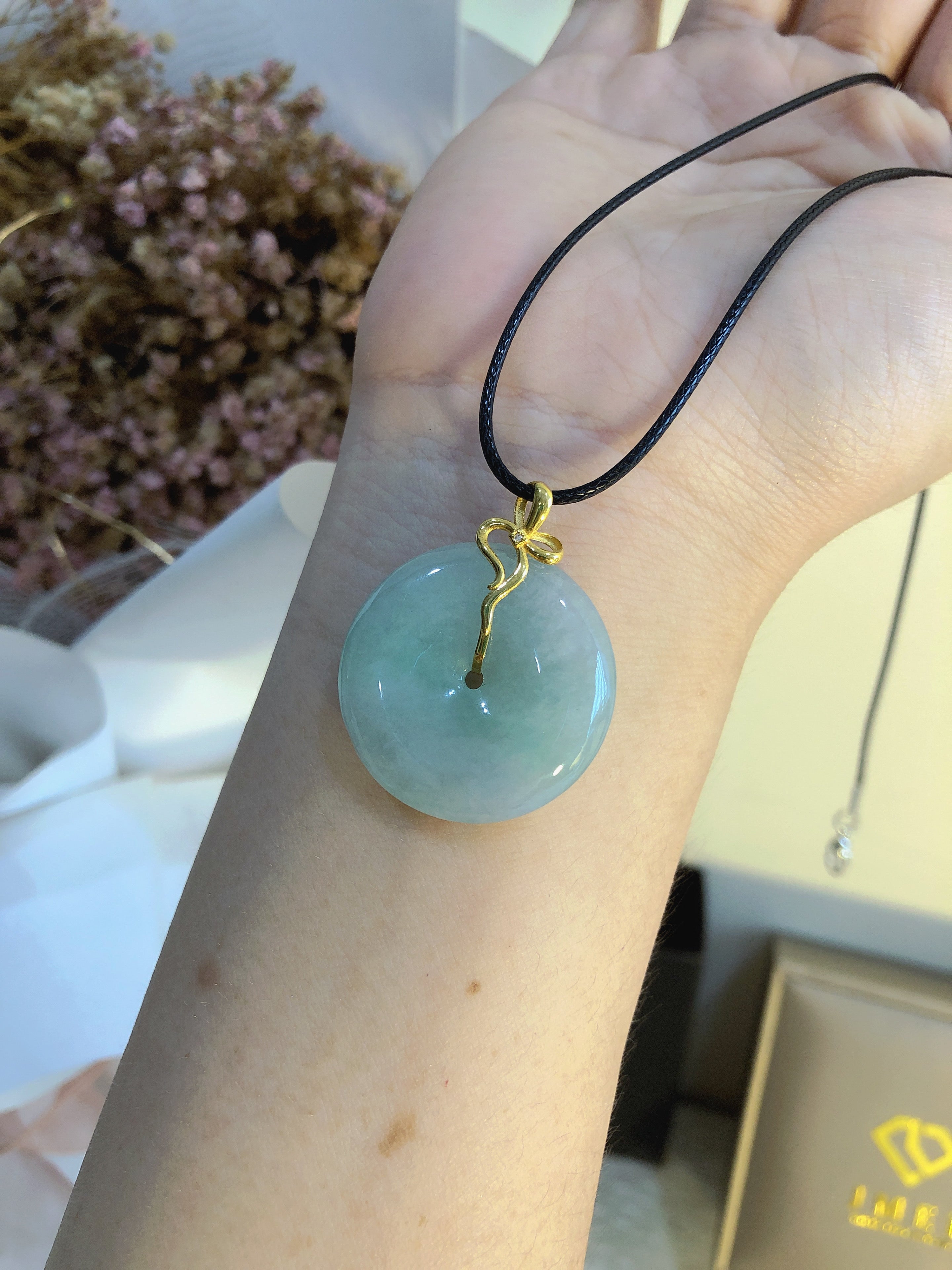 The perfect symmetry of the peace locket implies harmony and balance. It represents happiness, health and beauty, and is the life state that people yearn for. Wearing the peace locket is like having a warm protection, which makes people feel at ease and gives people strength.