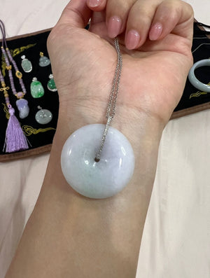 Wealth
The shape of the peace locket is very similar to the shape of ancient copper coins, but wearing copper coins is not very beautiful, so the peace locket appeared. Its outer circle represents the vast world and symbolizes unlimited wealth and opportunities. Wearing the peace locket can attract wealth and make a lot of money.