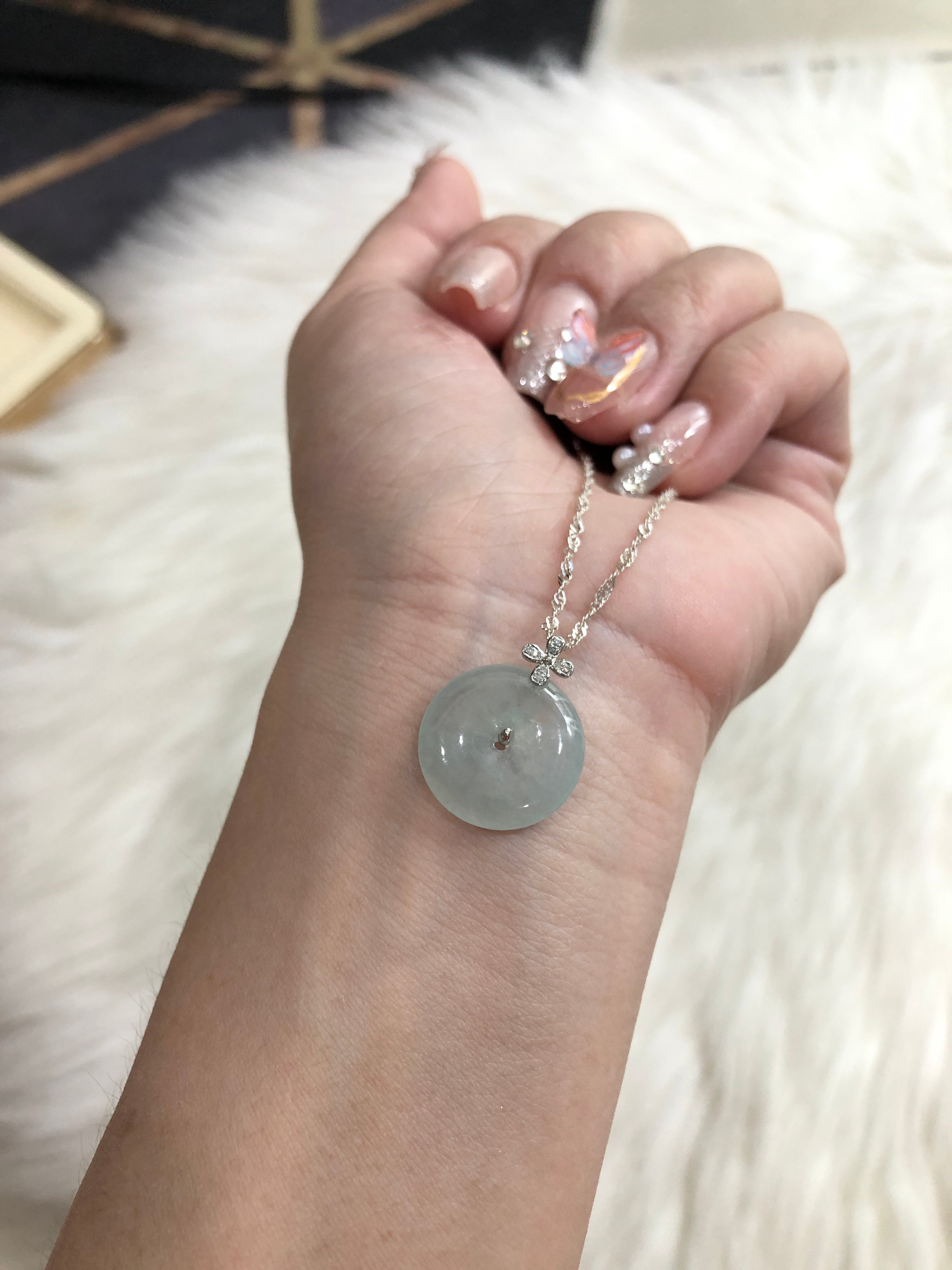 Kou" is a homophone of "kou", which implies "kowtowing and praying for blessings". The jade peace buckle is regarded as a talisman to ward off evil and avoid misfortune. It is said that its warm magnetic field can dissolve turbid air and protect the wearer from disasters.