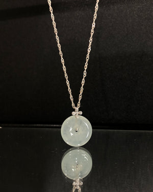 The sky is round and the earth is square, and we can live in harmony
The outer circle symbolizes the way of heaven and earth, and the inner circle implies inner perfection. Wearing it on your body conveys the message of "safe travel and perfection in everything". It seems to bring the spiritual energy of heaven and earth into your arms, protecting the smoothness and harmony of life