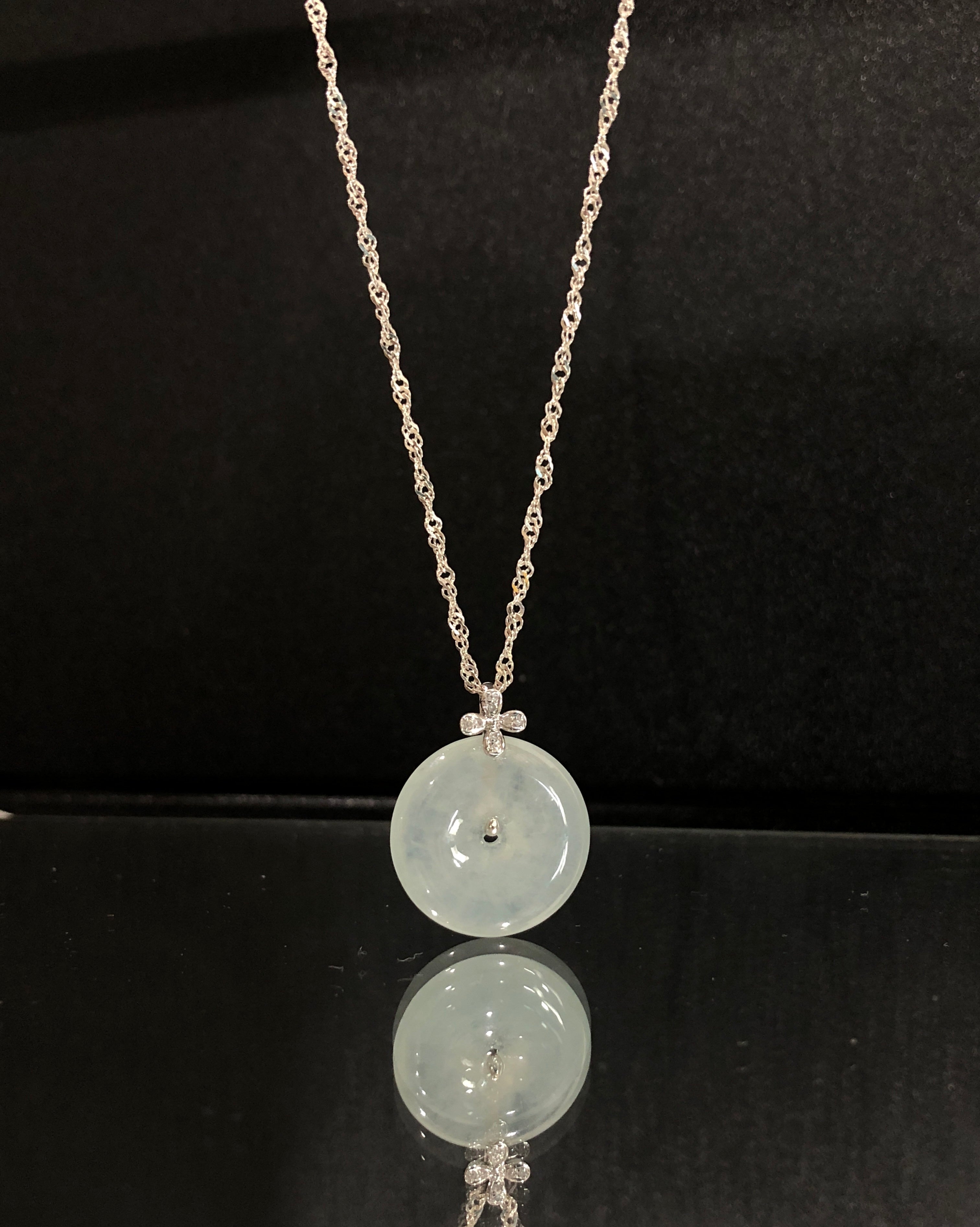 The sky is round and the earth is square, and we can live in harmony
The outer circle symbolizes the way of heaven and earth, and the inner circle implies inner perfection. Wearing it on your body conveys the message of "safe travel and perfection in everything". It seems to bring the spiritual energy of heaven and earth into your arms, protecting the smoothness and harmony of life