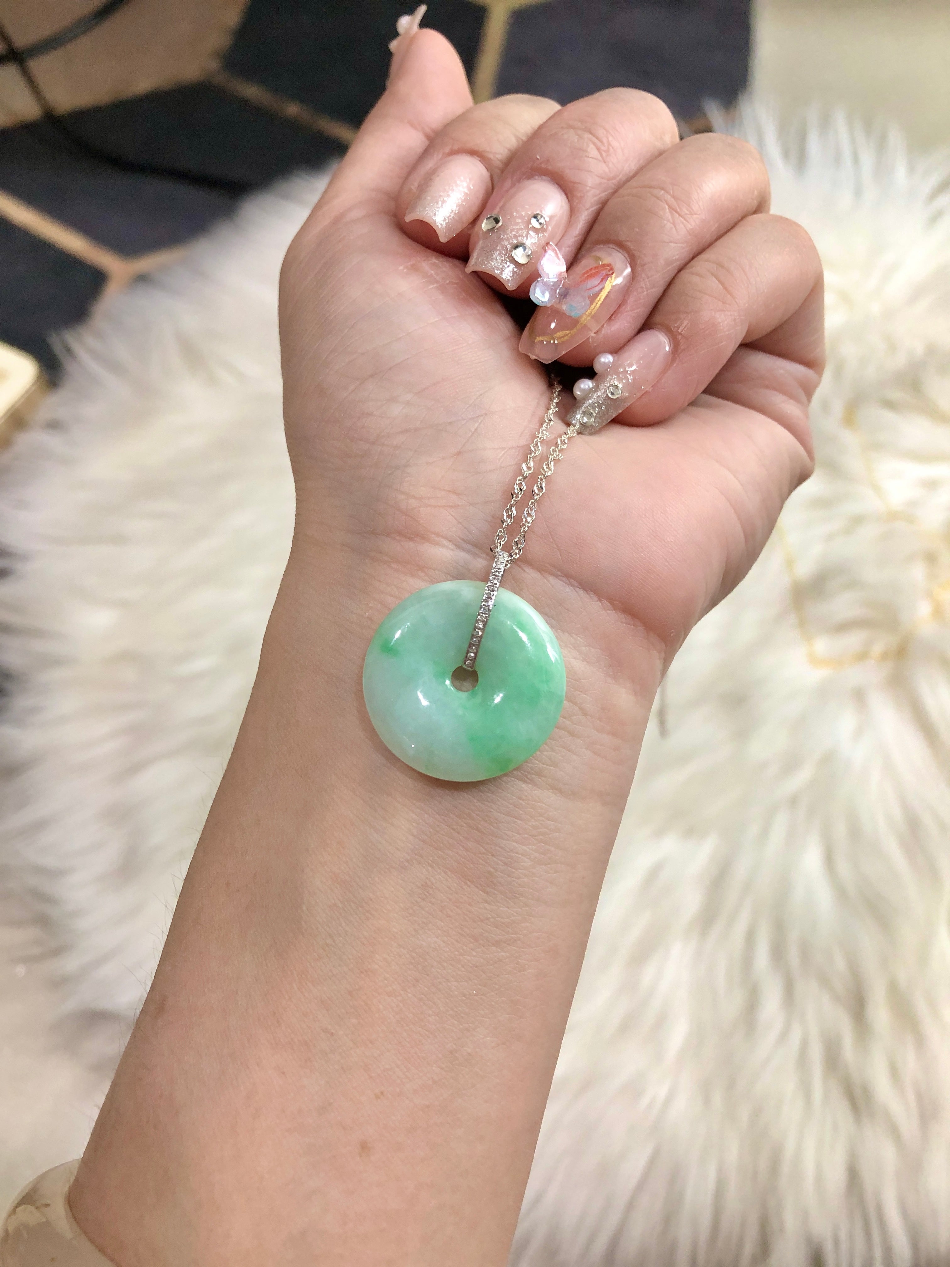 1.Peace
The word "Ping An kou pendant" has a clear meaning. The meaning of Ping An Kou is to hold on to peace and wish for peace. Its shape is round outside and flat inside, symbolizing the roundness of the sky and the squareness of the earth, implying world peace and a harmonious and peaceful life.