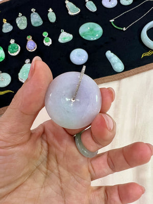 Natural jadeite big peace buckle pendant, purple air from the east, attracting wealth and treasure
Spring-colored big peace buckle, full and thick
Spring-filled purple and new green of all things
It not only has the beautiful meaning of praying for peace in the home, but also can bless the health of the body
Attracting wealth and treasure, peace and smoothness, purple air from the east