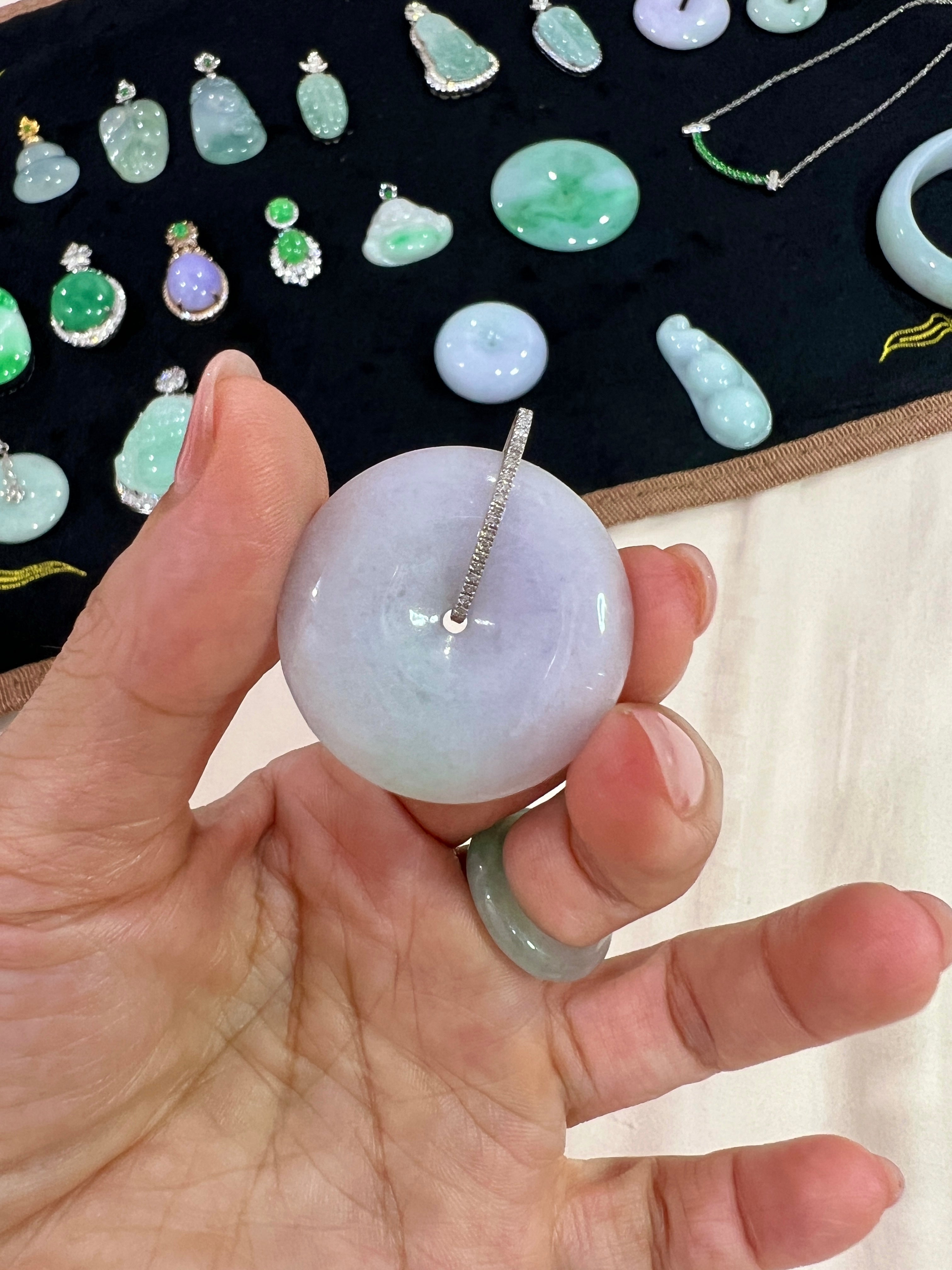 Natural jadeite big peace buckle pendant, purple air from the east, attracting wealth and treasure
Spring-colored big peace buckle, full and thick
Spring-filled purple and new green of all things
It not only has the beautiful meaning of praying for peace in the home, but also can bless the health of the body
Attracting wealth and treasure, peace and smoothness, purple air from the east