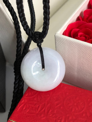 Taste and health
Common materials for peace buckles include jade and jadeite, which have the characteristics of warmth and solemnity, and can show the temperament and taste of the wearer. As a traditional jade ornament, it has the effect of nourishing the body and protecting the body. Long-term wearing can protect the body from evil.