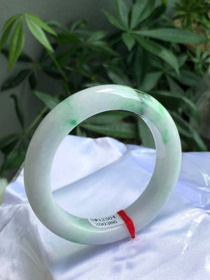 The white base represents purity and flawlessness, while the green symbolizes vibrant expectation and vitality. Auspiciousness, health and love: Due to its fresh and elegant appearance and profound white meaning, it has become one of the most popular gemstones.
Unity and harmony: As well as the gentleness and nobility of women, it reflects the temperament and taste of the wearer.
Peace and safety: Green is believed to ward off evil and bring peace and tranquility.