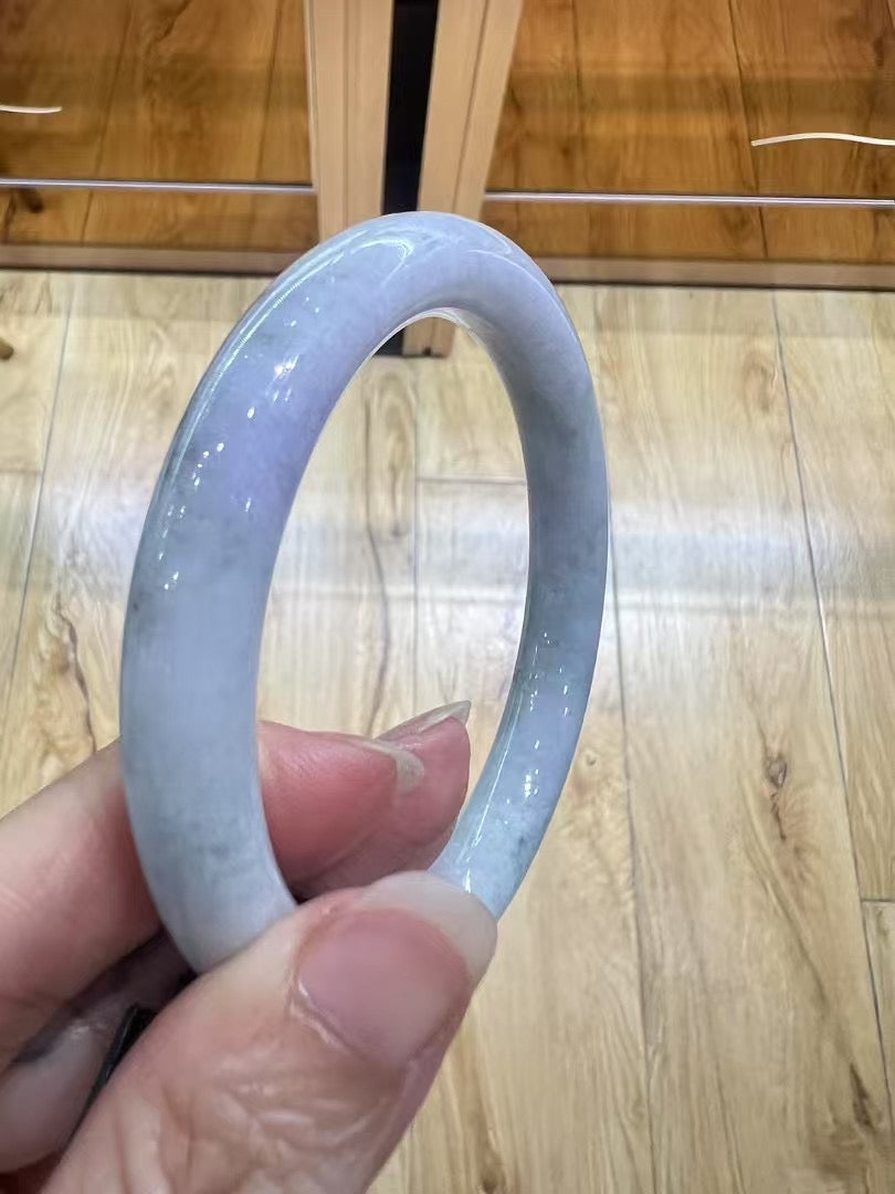 This spring-colore bangle, paired with a deep green ring, is so pretty. A touch of spring color lingers in the air, and the fairy spirit is gentle and charming.