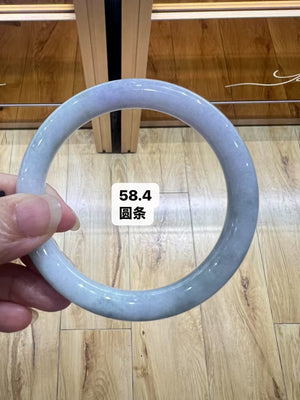 A woman wearing asymbolizes beauty, wealth and purity. The ring shape of the bangle represents the perfection of life and the yearning for a better life. In addition, the bracelet can also be used as a token of love, representing the eternity and loyalty of love.bangle are the poetry and romance in a woman's heart. They accompany you and witness your joys, sorrows, anger and happiness throughout your life. They are an indispensable piece of jewelry in a woman's life.