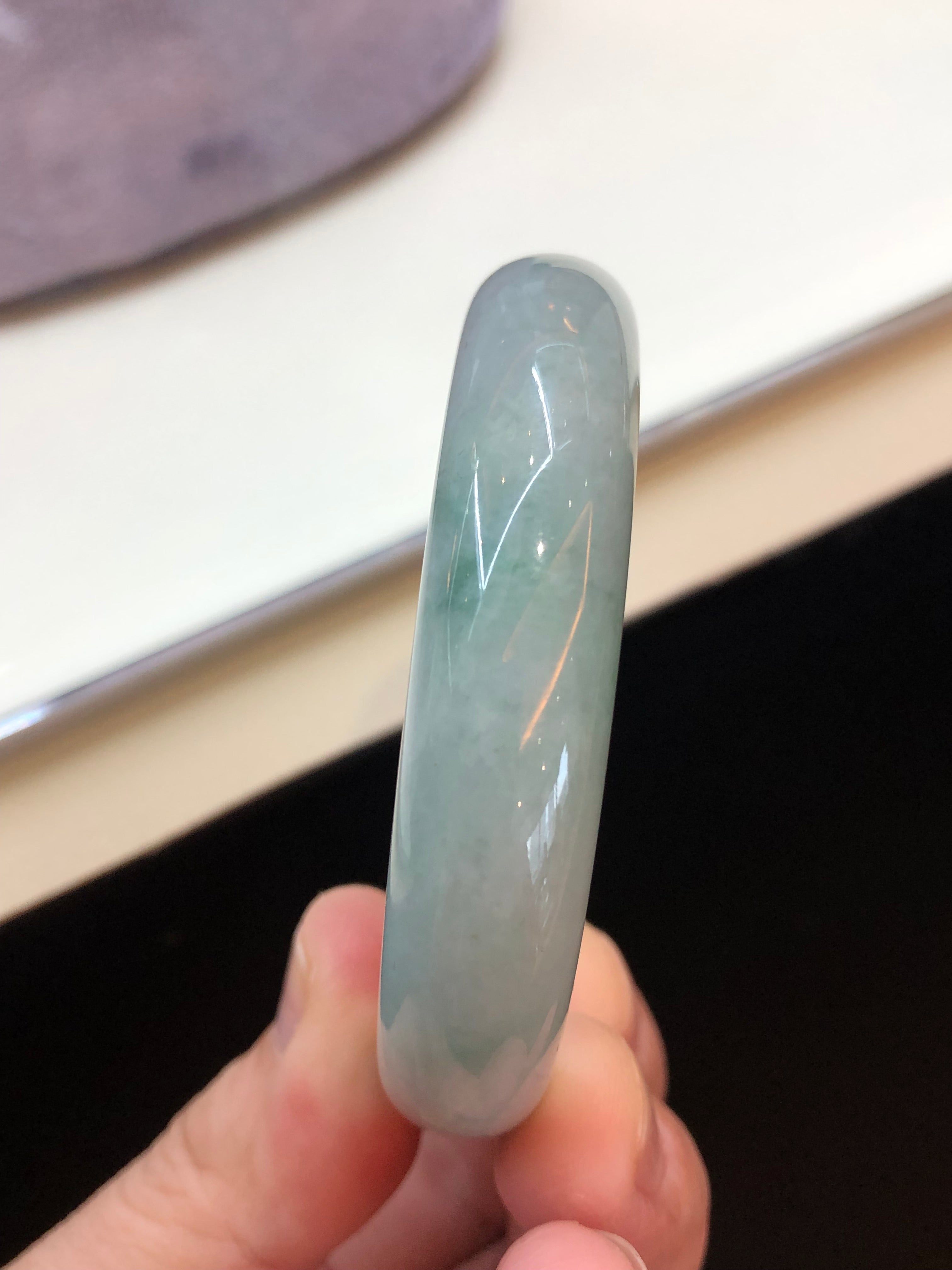 Natural clear bottom, pure as poetry
Classic peace bangle , auspicious
Versatile and suitable for everyone, brightens up your daily wear
Get this bracelet and treasure a piece of pure beauty
“Jade nourishes people, nourish jade”, the clear bottom jade will become more and more moist as you wear it, becoming your unique companion.