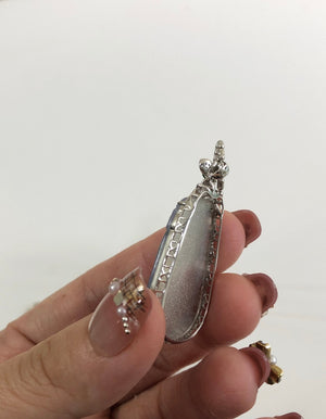 When you first see it, you seem to be surrounded by a purple dream. The violet color is noble and mysterious, as if it can tell a thousand-year story. The Ruyi shape implies that everything goes well and good luck continues🍀