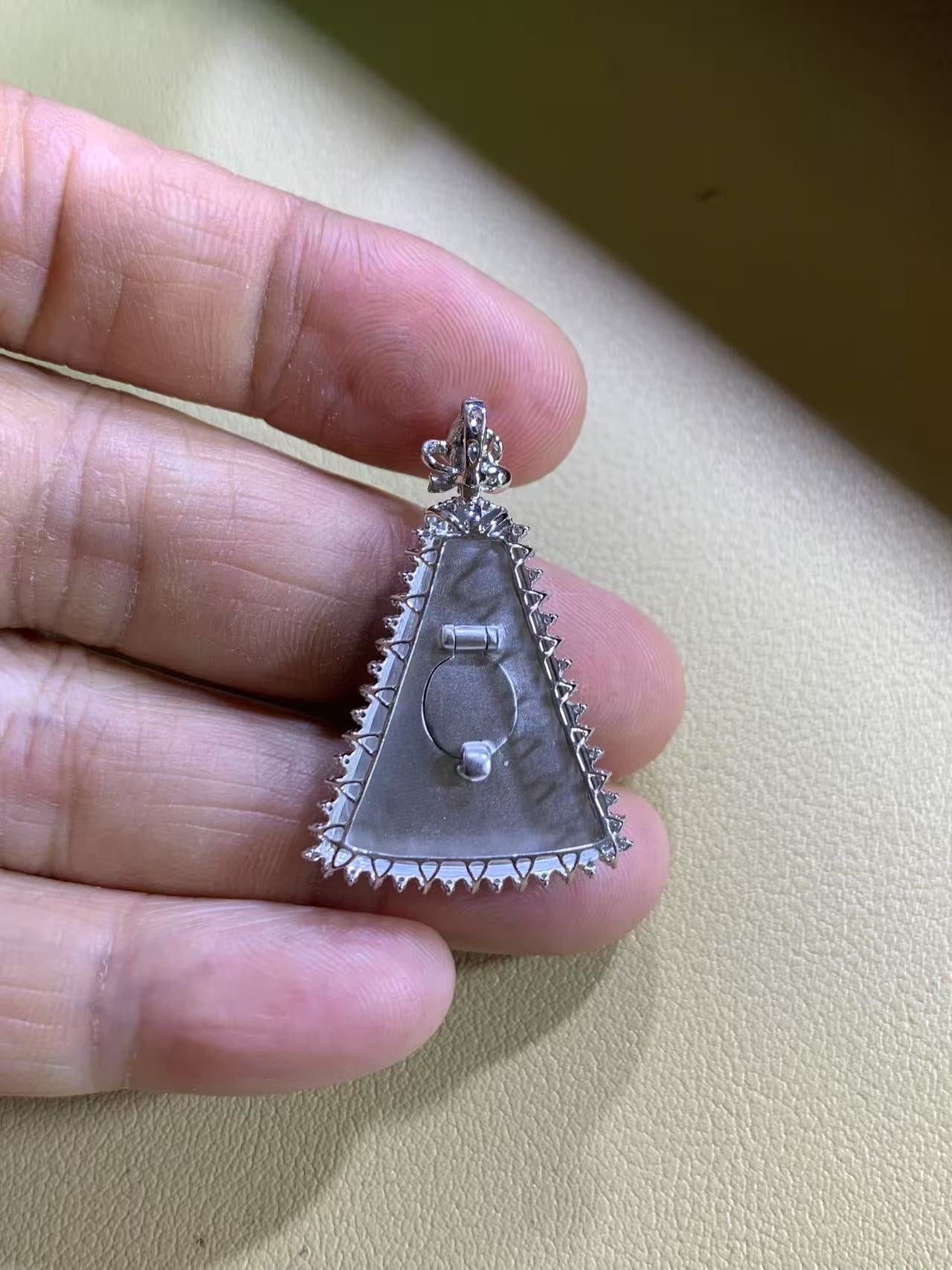 The surface of the peace card is very flat, and "flat" means "safe and sound". At the same time, the surface of the no-thing card has no decorations, and people think that "no decoration" and "nothing" are homophones, which means "nothing". The combination of the two means "safe and sound".
2. Dreams come true
Because there are no words or carvings on the surface, in Buddhism