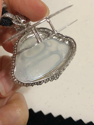 Jade was believed to connect heaven and earth. It was used in rituals to communicate with the divine or to protect the soul in the afterlife.
Gift of Respect: Gifting jade especially in pendants, bangles, or statues is a traditional gesture of love, protection, and honor.