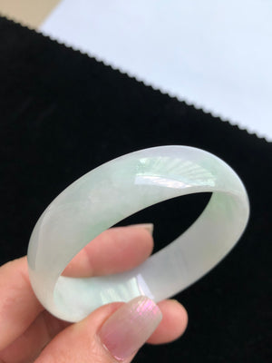 A beautiful and high-quality jade bangle with excellent quality and reasonable price. It is a natural Burmese jade princess bangle, fairy bangel, wide and thin material, with extremely fine texture and excellent quality. It is a purple spring color bangle