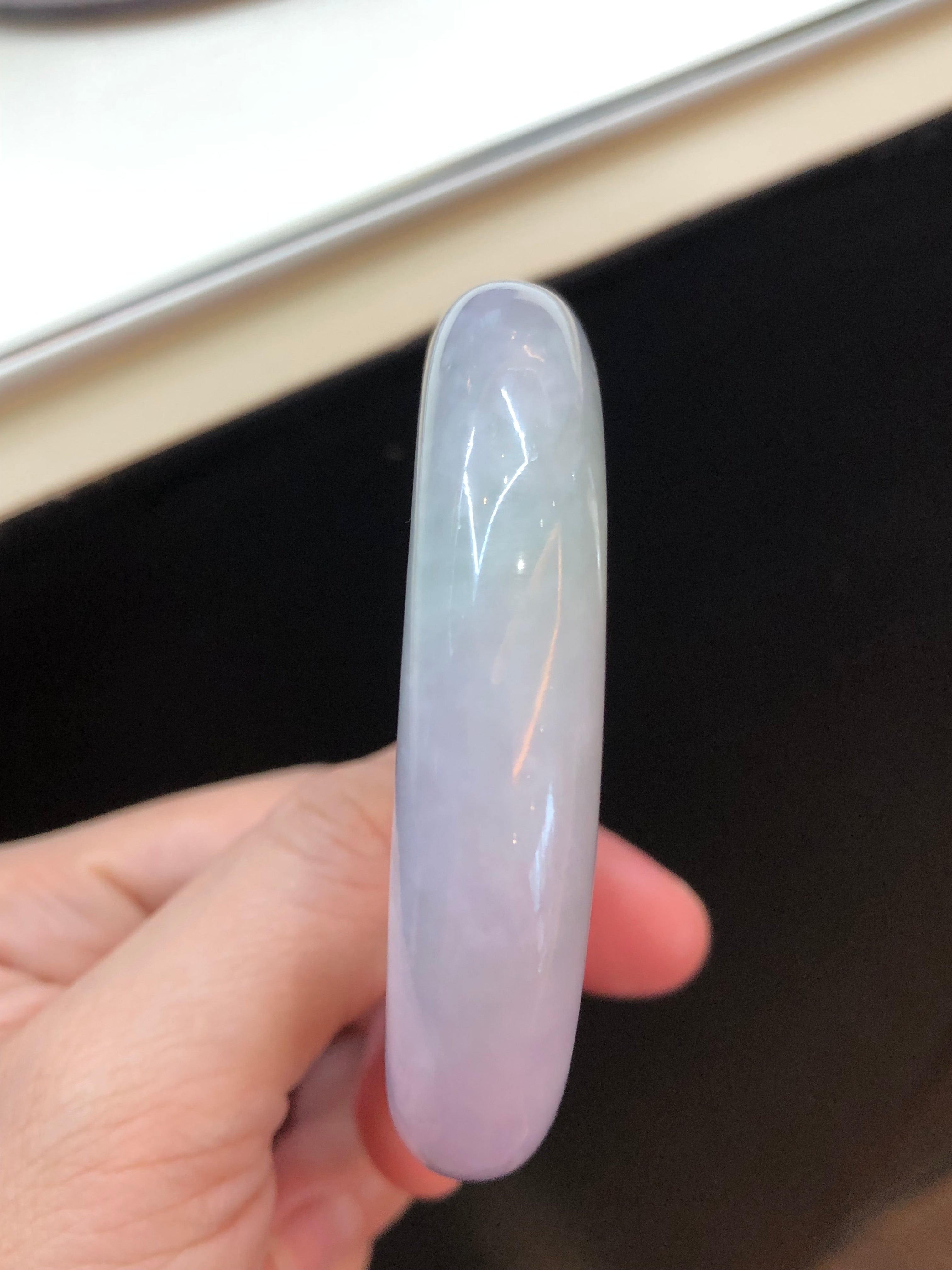 is a very unique and highly anticipated variety of jadeite, referred to as spring-colored jadeite. It specifically refers to jadeite that contains both green and purple colors. "Spring" in the jadeite industry specifically refers to purple, similar to the color of violet, so the "spring" in