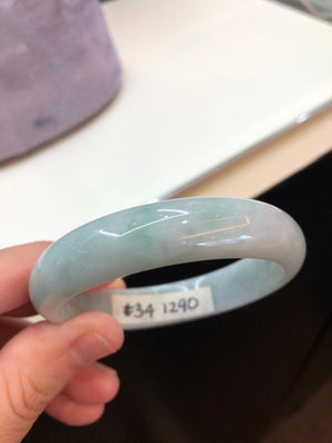 The texture is transparent, the color is light blue or light green, the color is soft and uniform, and the color is light like the jadeite of clear lake water. Generally, the water head is poor below the glutinous ice type, and the transparency is not as good as the clear water. The best presentation effect of the clear bottom is glutinous, and the color is darker. 🌼🌷