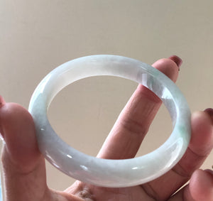 health and peace, and the beautiful emotion of eternal happiness. There are many benefits for women to wear jade bangle, such as self-cultivation, improving temperament, inheritance, collection value and value preservation