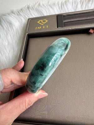 The performance of floating flowers in different water types
In jadeite with different water types, the beauty of floating flowers will be different. Generally speaking, the jadeite that can best highlight the beauty of floating flowers must be jadeite with delicate structure, good water type and high transparency. In good water type, floating flowers will become more clear, crystal clear and bright, and complement each other with good water type. Glass type and ice type are more suitable for floating flowe