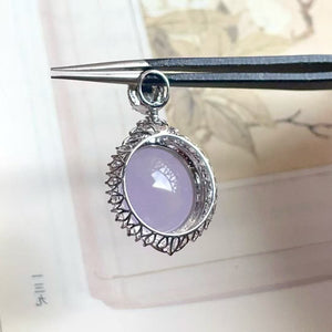 Violet jade is named so because its color resembles that of the violet flower. In the industry, the violet color is also called "chun" or "spring color". The purple color on the jade is usually not deep. According to the different shades of purple, the jade industry divides the purple color in the jade into pink purple, tomato purple and blue purple. Pink purple usually has a finer texture and better transparency. Tomato purple comes next, while blue purple generally has a coarser texture and can also