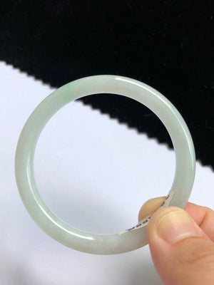 The essence of heaven and earth, unique
Each piece of jade is a unique product of nature. Its color is like the fresh spring water, and its greenness is refreshing; its texture is like a landscape painting, and it hides the universe. This kind of natural beauty that cannot be replicated is the soul of high-end jewelry. As the collector said: "The spirituality of jade is that the moment it meets you, it is destined to be yours