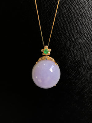 The golden 18K inlay is like a bright moon hanging in the sky, dazzling and just like the light song of time. The diamond cover reflects endless brilliance, rendering every inch of skin into incomparable beauty. The full and rich moisture is like the waves of the sea, rippling with a lively breath, which is fascinating