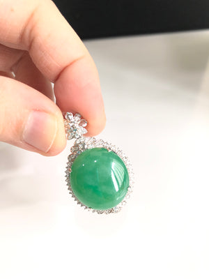 The jade egg-shaped surface is also called "pigeon egg". Its shape looks like an oval object, so it symbolizes reunion and has a perfect meaning. It is a relatively simple jade product.