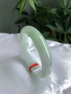 Designed the same as Yang Guifei’s, the Guifei bracelet’s oval shape fits the wrist perfectly, symbolizing wealth, health, elegance and luxury, and expresses the wish for women’s happy and fulfilling life.