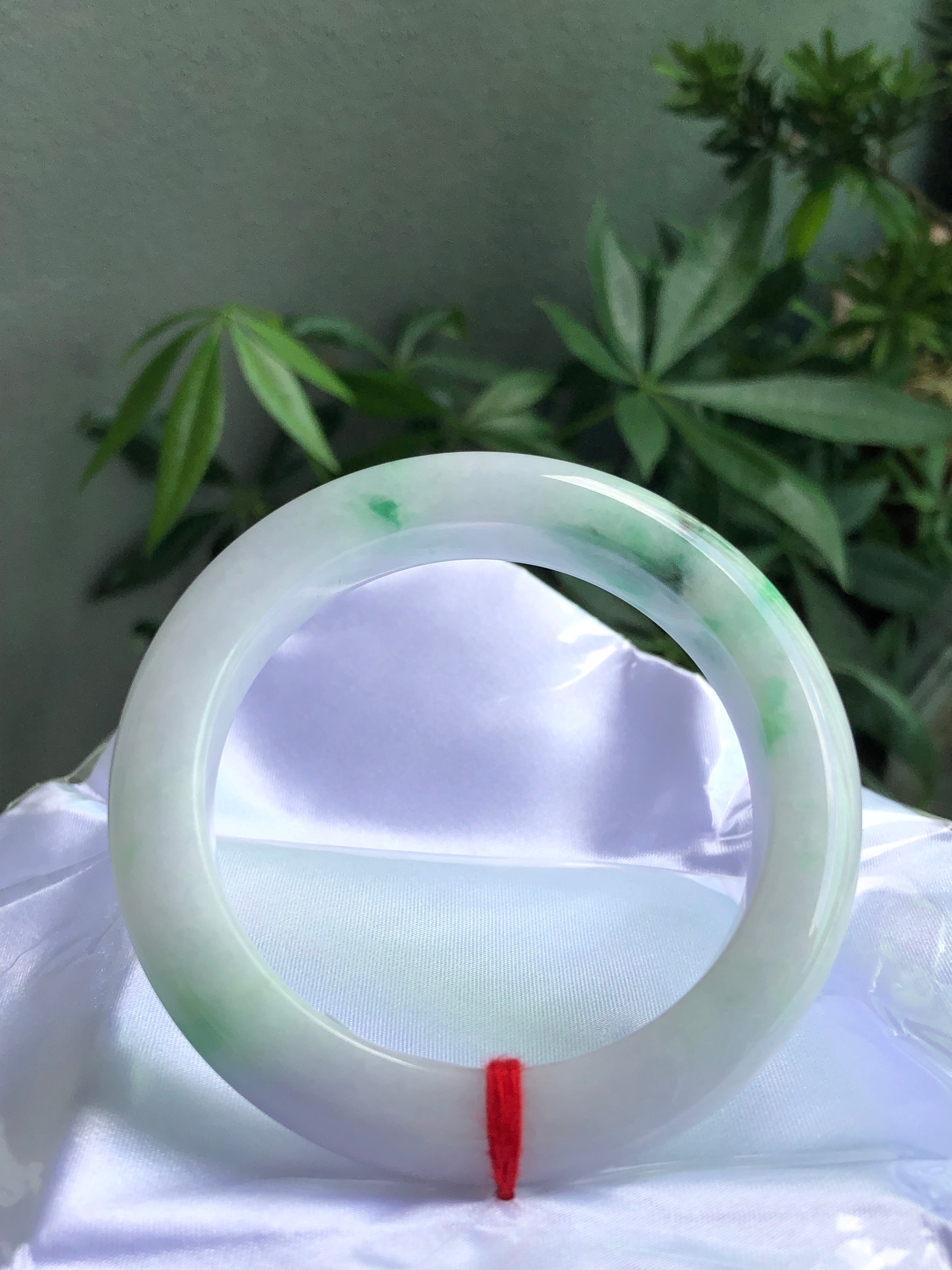 Wealth and status: High-quality white-based green jadeite bracelets are worth a lot of money and symbolize wealth and status.