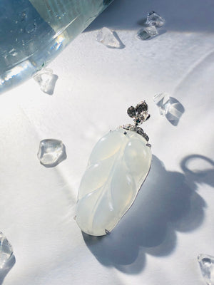 The icy-clear and clean base, the icy-mellowness growing in my heart, the translucent water quality living in my eyes, it is really amazing👍
A leaf becomes famous all over the world. When the leaf meets the jade, the thousand-faced beauty of the leaf gives the leaf eternal vitality✨