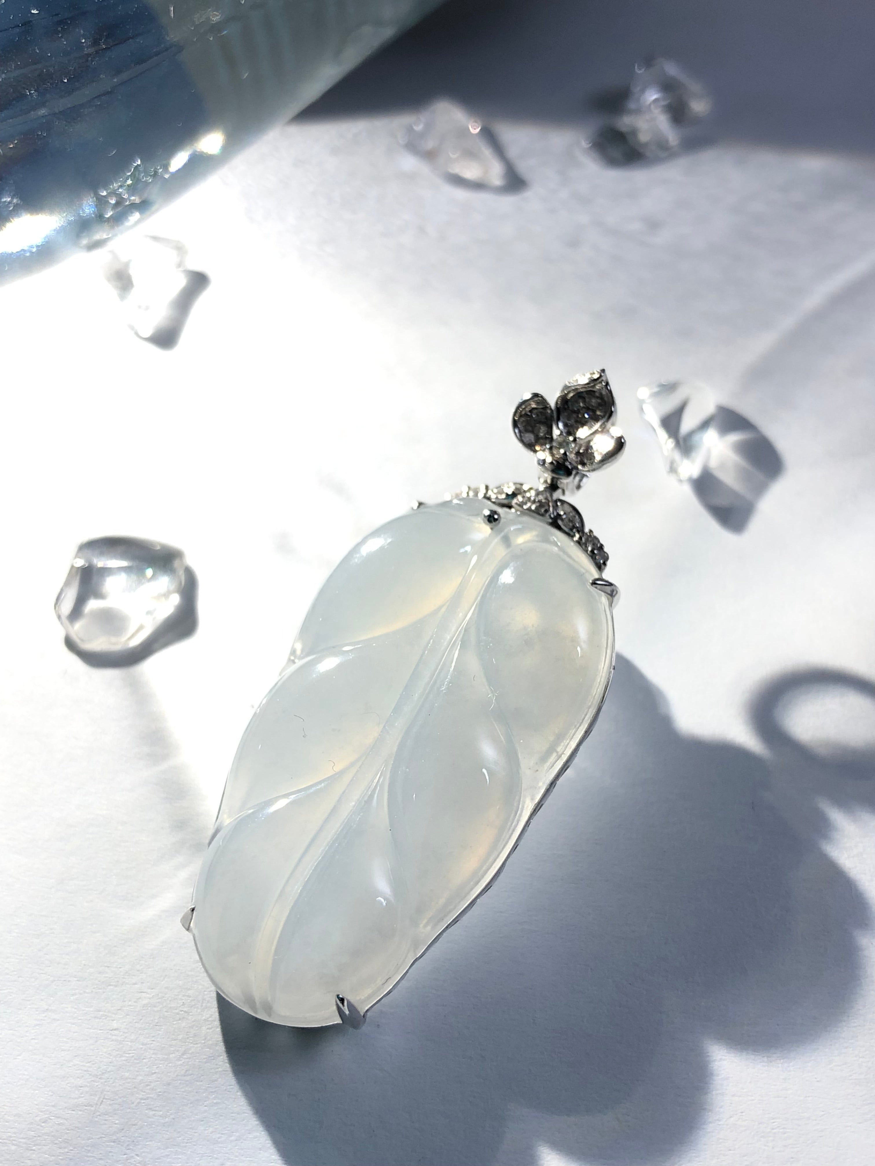White icy leaf pendant
It implies good luck and beauty, rich family and great wealth. The base of the main stone is delicate, and the color is clear and even. The whole pendant is dignified and elegant, very noble, and the style is generous and fashionable, and it is not picky about clothes or people.