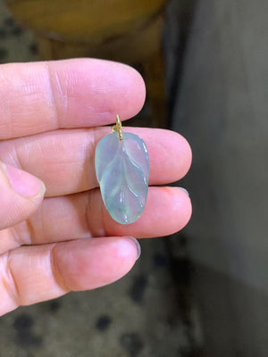 Wearer's Benefits**
- **Personal Growth**: Encourages adaptability and continuous self-improvement.
- **Elegance and Status**: Projects refinement and cultural appreciation.
- **Holistic Well-being**: Merges physical healing (jade) with emotional balance (leaf symbolism) .