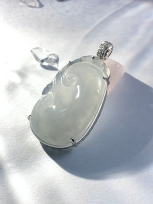 The Baibing jadeite Ruyi pendant is so amazing
The texture of ice is as pure as the surface of a lake just after snowfall, clear and clean, without any impurities. The texture of luster and glue is so beautiful that you can tell how beautiful it is when you touch it. Under the light, the light seems to tell a thousand-year story.
