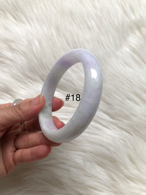 Spring-colored jade is a color combination in jade, usually referring to the combination of light purple (spring color) and green (emerald color) in jade. This combination of purple and green makes jade look like a spring painting, showing a gentle and soft beauty. Purple symbolizes nobility and elegance, while green represents life and hope. The two complement each other and give people a pleasing visual enjoyment.