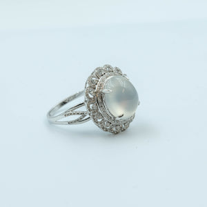 The embodiment of purity and elegance
White icy jade is famous for its pure white background like ice and snow and its crystal clear texture. It is a rare treasure among jade. Women's rings made of white ice jade as the main stone perfectly combine the spirituality of natural jade with jewelry design, becoming the finishing touch for modern women to show their taste.