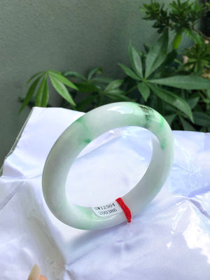 The white-bottomed green bracelet is not only a beautiful ornament, but also a family heirloom with rich cultural connotations and meanings. The correct maintenance and wearing methods can maintain its beauty and luster, making this precious heritage more lasting.