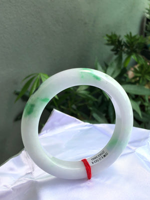 The white base makeup with that touch of sunny green is really amazing👀 exuding the vitality of nature🍀