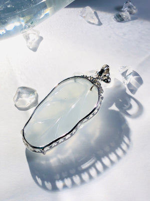 At the same time, the leaves also give the jade a special and beautiful meaning, which means golden branches and jade leaves, flourishing business, and successful career💰
This is a full and extremely light jade leaf🍃