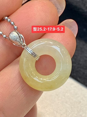 Icy yellow donut pendant. The color is sweet, the texture is old, icy and delicate, and it is elegant when worn.