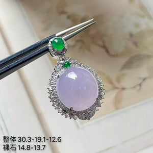 Purple jade is relatively rare and also very precious. Purple is auspicious, symbolizing the arrival of auspicious purple light, and it holds a beautiful meaning. Wearing it on the body and hands makes one appear noble and mysterious.
In ancient China, purple was called the color of emperors. From the Purple Emperor to the Forbidden City, from the purple light that emerged when Laozi left the cave to the purple robes and sashes, purple jade all demonstrated the sacred and noble status of purple. Truly high