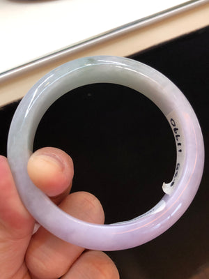 spring-colored jadeite" refers to the purple part of jadeite; although "color" can refer to various colors, when combined with "spring", it specifically refers to green, symbolizing vitality and hope. Together, it means that this type of jadeite simultaneously presents spring (purple) and color (green) colors, which complement each other and are extremely beautiful. Since jadeite with two colors at the same time is relatively rare, especially "spring-colored" jadeite with bright colors, uniform distribution