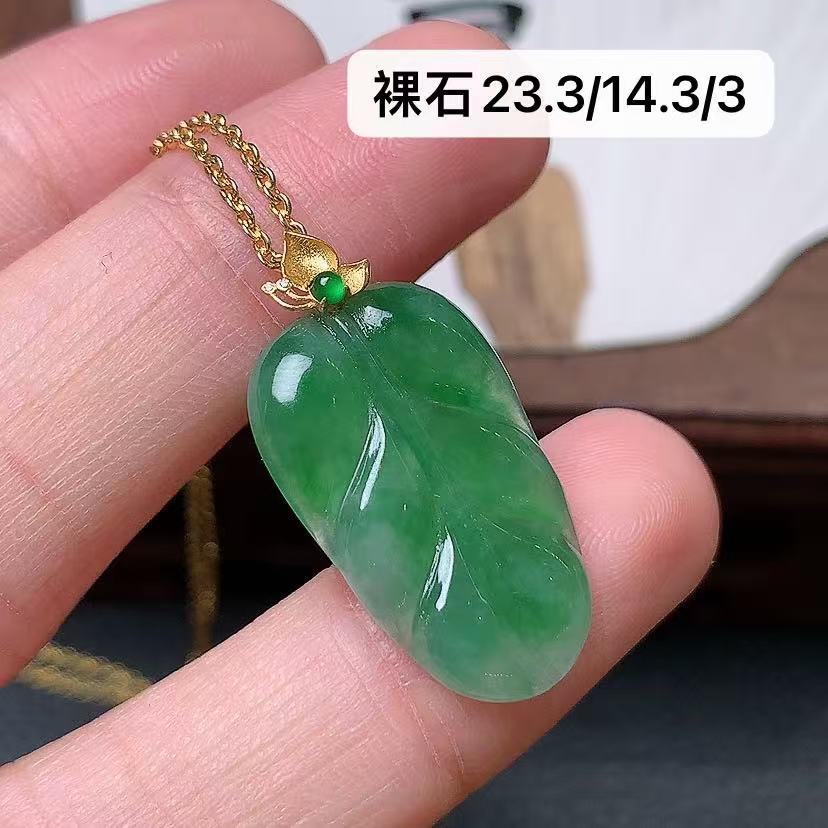 Translucent green leaf pendant with 18k gold size:23.3×14.3×3mm