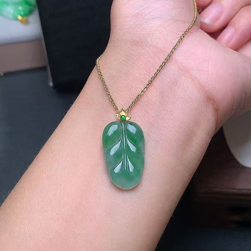 Translucent green leaf pendant with 18k gold size:23.3×14.3×3mm