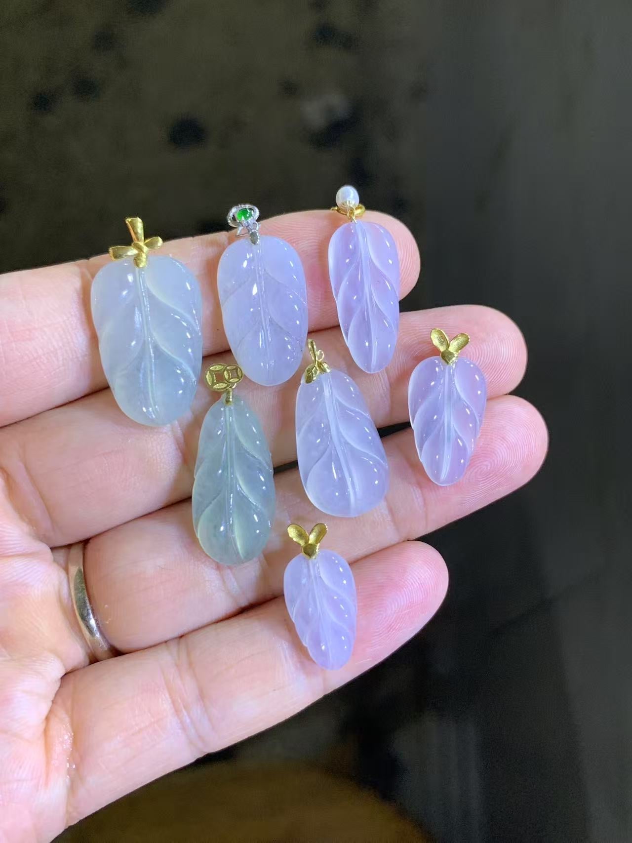 White leaf Series pendant with 18k gold