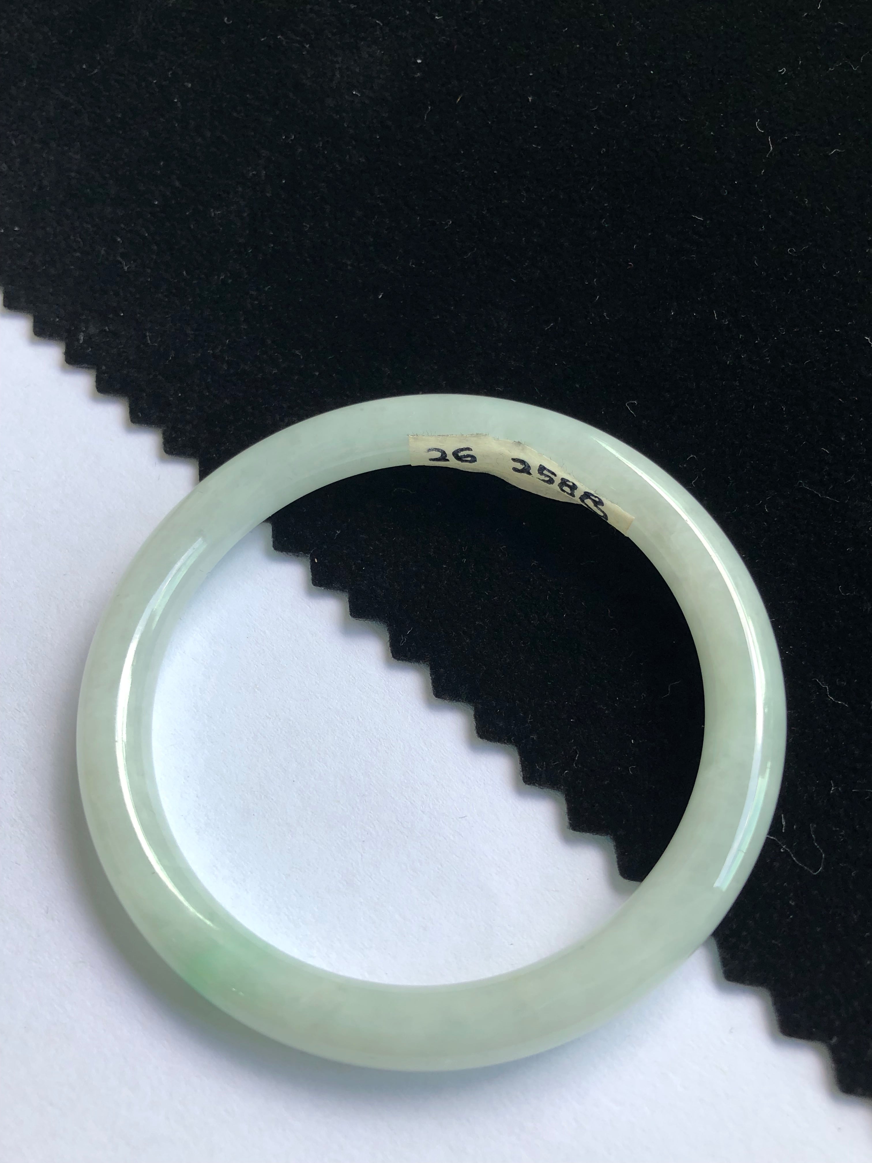 The inner circle, the outer circle and the bar circle are three circles in one, which is the characteristic of round bangle  Round bangle is also called "lucky bangle

The round bangle is round and full, symbolizing a successful career and a fulfilling life.

Round bangle are extremely classic and have been around for a long time. They are exquisite, round, thick, solemn, and upright. Wearing them on the wrist brings out the gentle temperament of women. They are a good choice for collection.