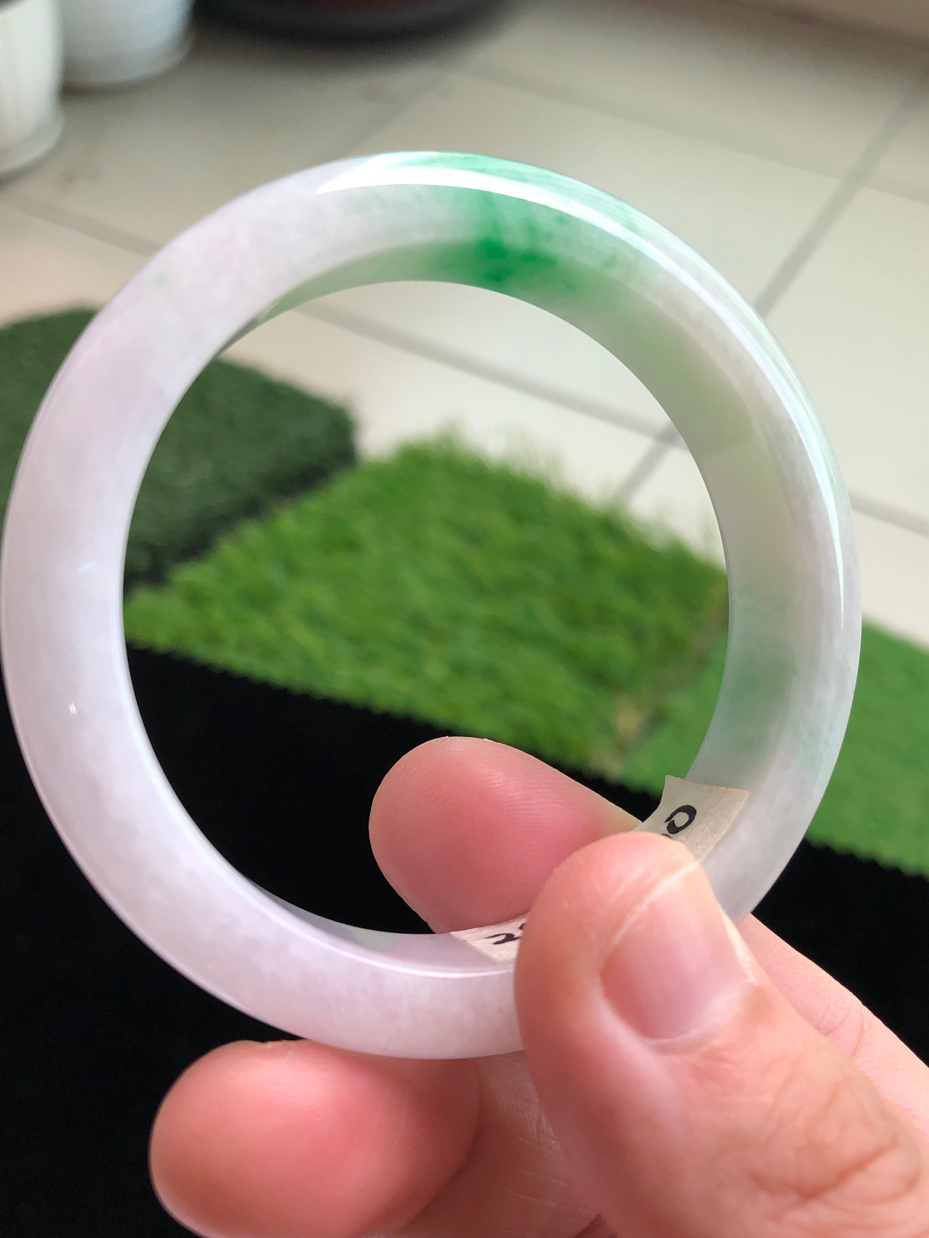 The spring color bangle symbolizes beauty and happiness, and also represents good wishes. Its round shape symbolizes a happy life and a peaceful life.