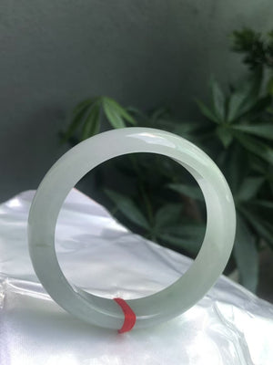 Bangle have the meaning of protection in traditional culture, and jade itself is regarded as a spiritual jade that can keep people safe. The clear bottom bracelet is not only a piece of jewelry, but also your care and blessing for her. May it accompany her and keep her safe all the year round.