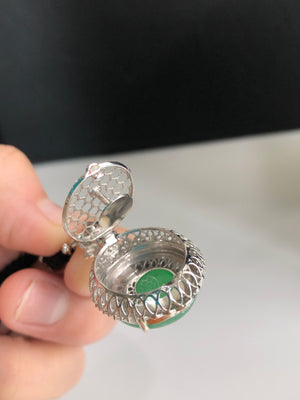 Full Green Jade Egg-shaped Pendant 🌿
Full Green Jade, like the king of Jade, its emerald green color seems to contain the vitality of the earth. I love to appreciate it in the sun, with a touch of emerald blue in the emerald green, and a slight luster. Choosing a full green jade egg-shaped pendant is a symbol of choosing nature, freshness and vitality.